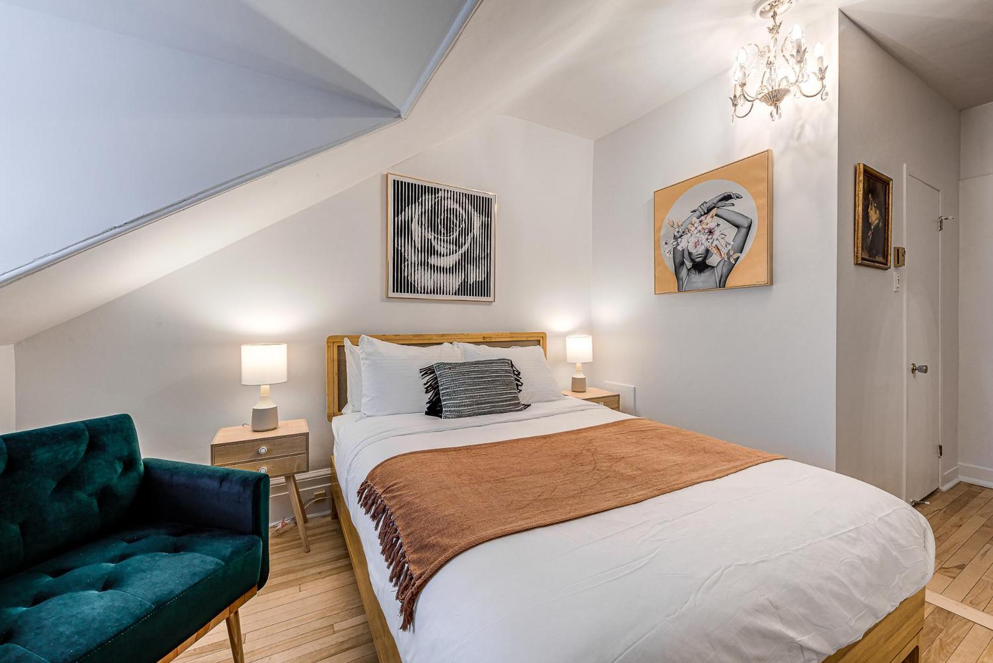 Habitación con cama grande