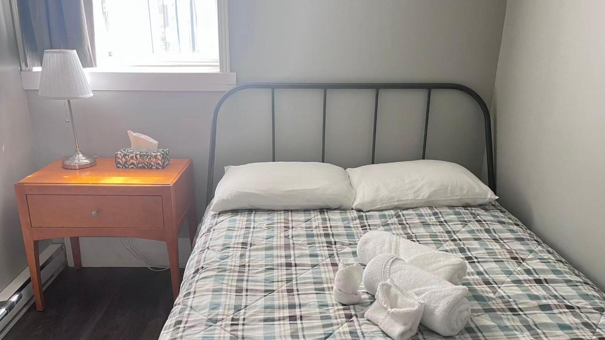 Standard Zimmer mit Doppelbett und eigenem Bad